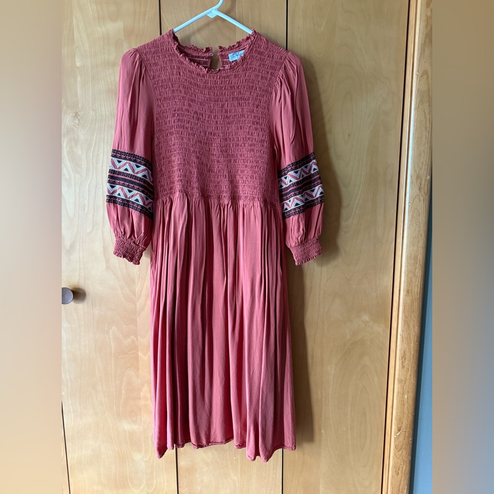 Polygram midi dress with smocked top and embroidery details on sleeves.